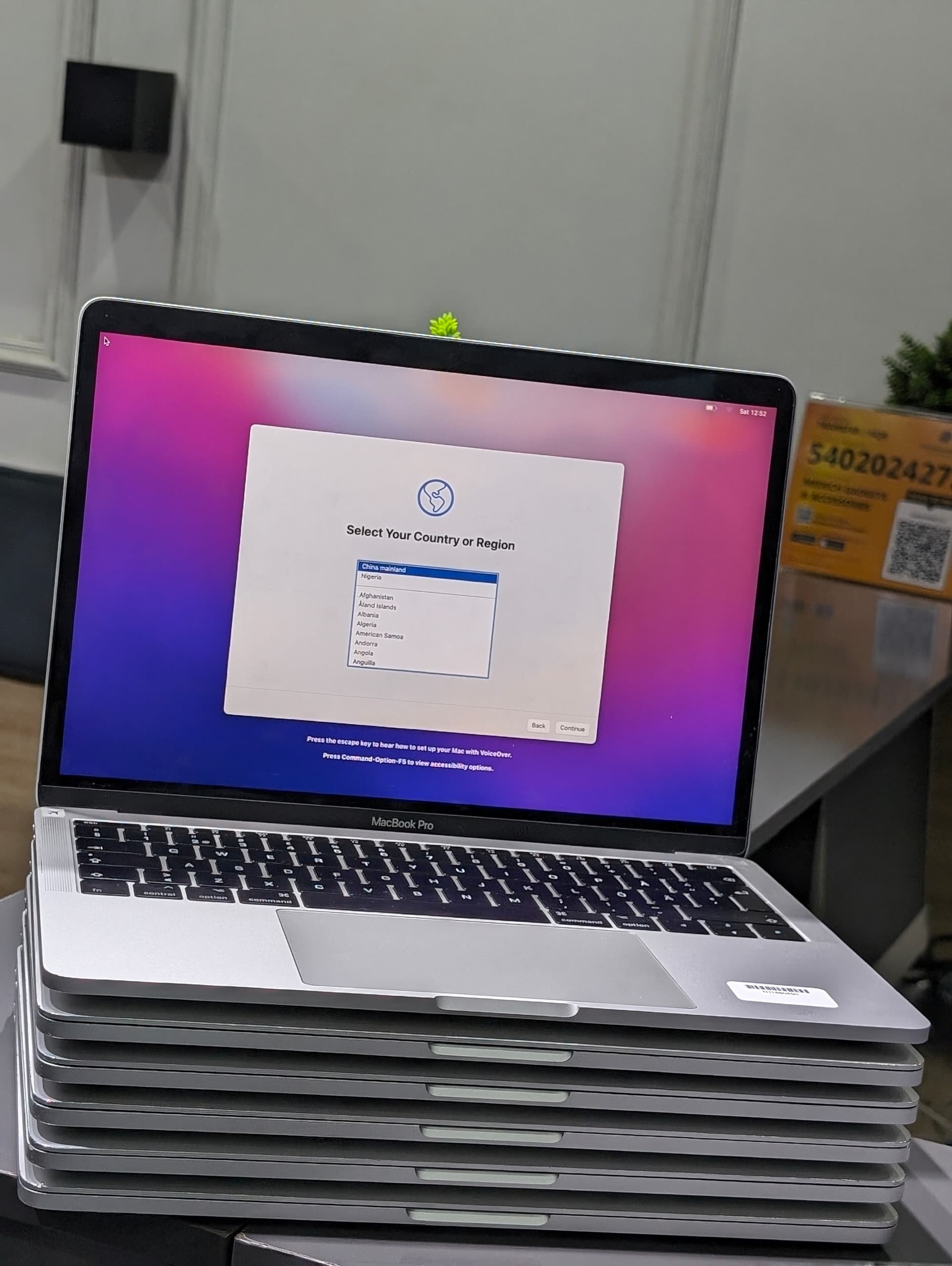 Macbook pro 2020 13 inch Touch Bar Core i7 32GB Ram 512GB 2.30GHz